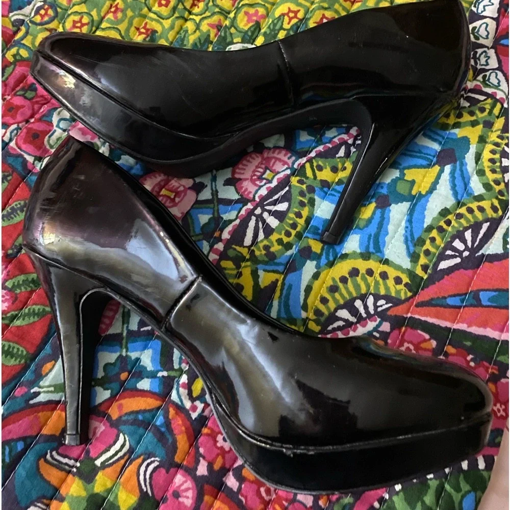 Black Shiny Sz 8 Heels LIKE NEW - Picture 2 of 6